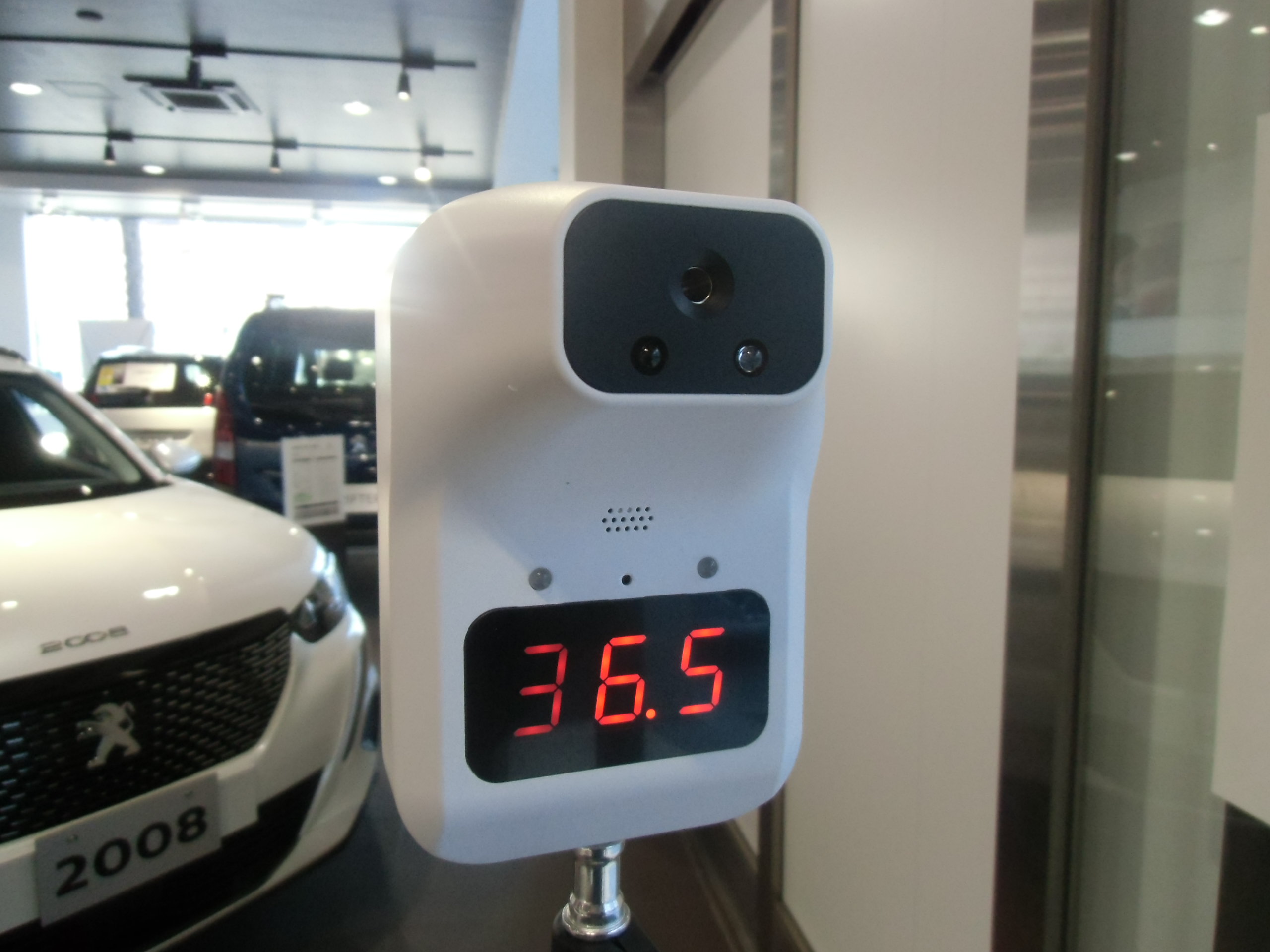 自動検温器設置しました。