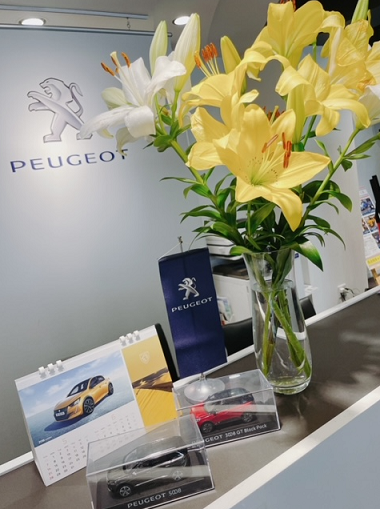 素敵なゆりのお花と美味しいお煎餅をいただきました☆