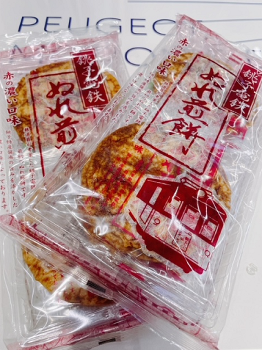 素敵なゆりのお花と美味しいお煎餅をいただきました☆